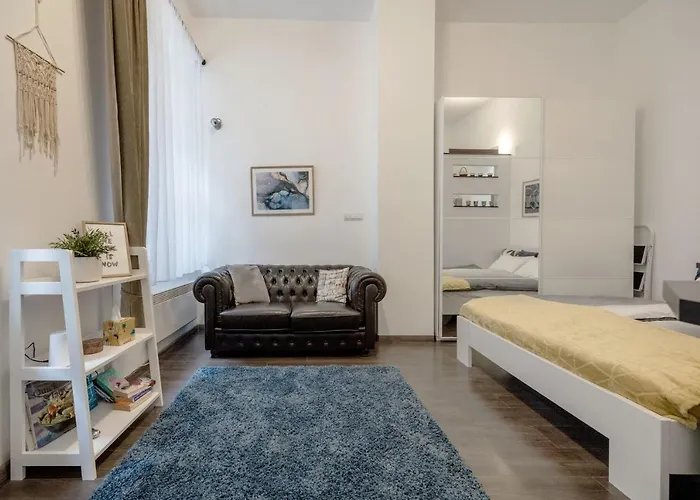 Stylish Downtown Studio